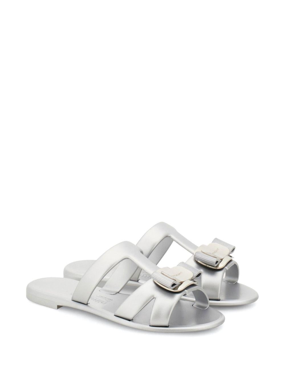 New Vara plate slides<BR/><BR/><BR/> LILOU 779980SILVER FERRAGAMO