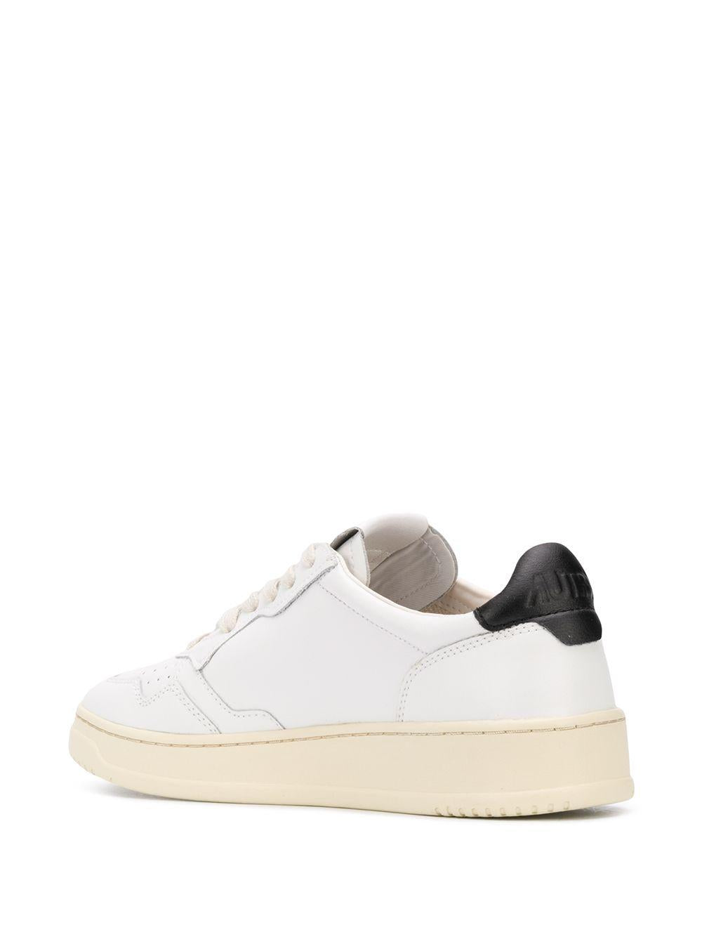 MEDALIST LOW SNEAKERS IN LEATHER AND MOUNTAIN WHITE AULM LL22WHITE/BLACK AUTRY