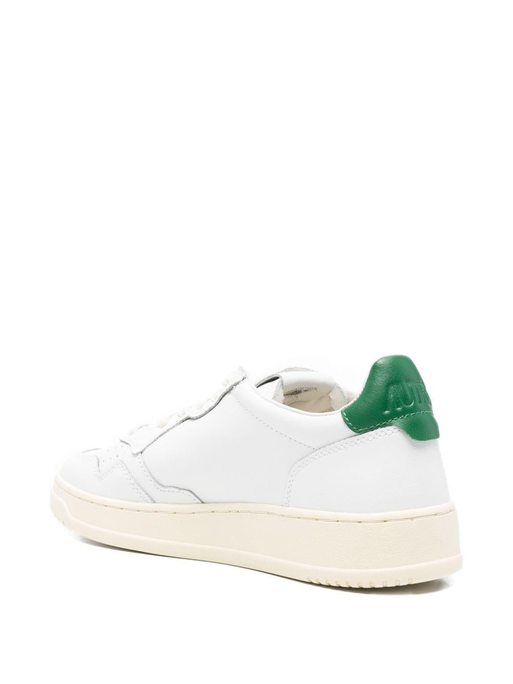MEDALIST LOW SNEAKERS IN WHITE AND GREEN LEATHER AULM LL20WHITE/GREEN AUTRY