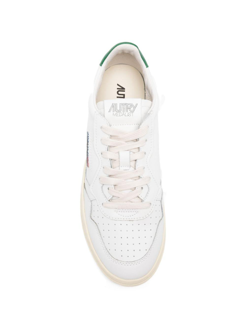 MEDALIST LOW SNEAKERS IN WHITE AND GREEN LEATHER AULM LL20WHITE/GREEN AUTRY