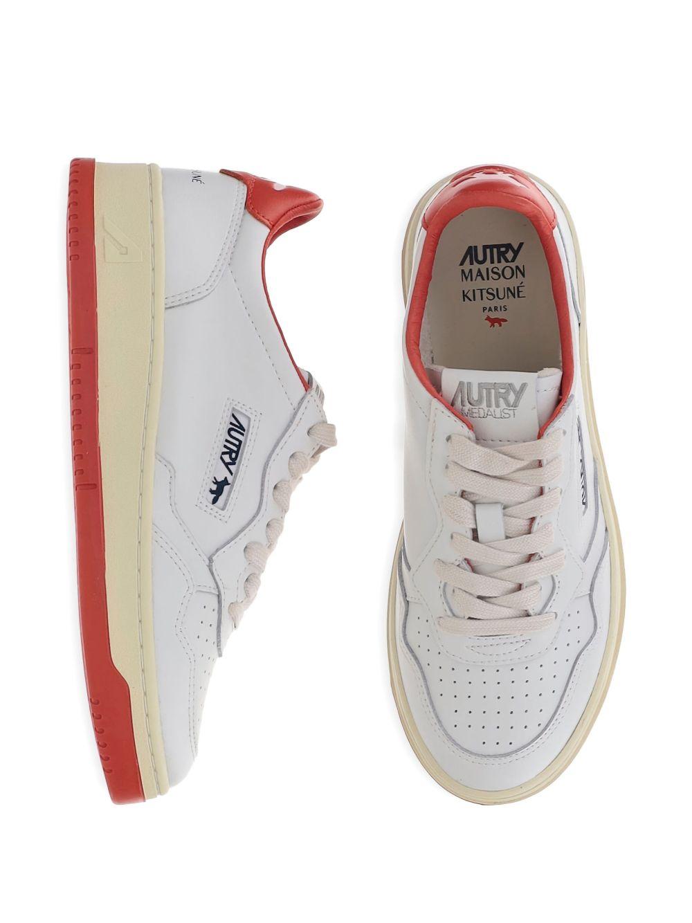 MEDALIST LOW 'MAISON KITSUNÉ' SNEAKERS IN WHITE AND CLAY RED LEATHER AULW MK02WHT/RED AUTRY x MAISON KITSUNÉ