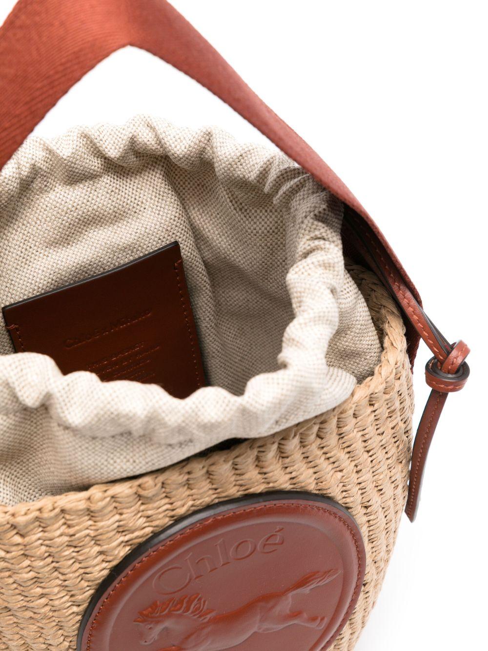 Small Horse Medal basket bag is handwoven<BR/><BR/><BR/> CHC25SS592O82 27S CHLOÉ