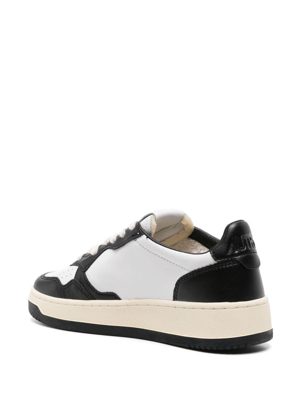 MEDALIST LOW SNEAKERS IN WHITE AND BLACK LEATHER WITH LETTERING AULM BH02WHITE/BLACK AUTRY