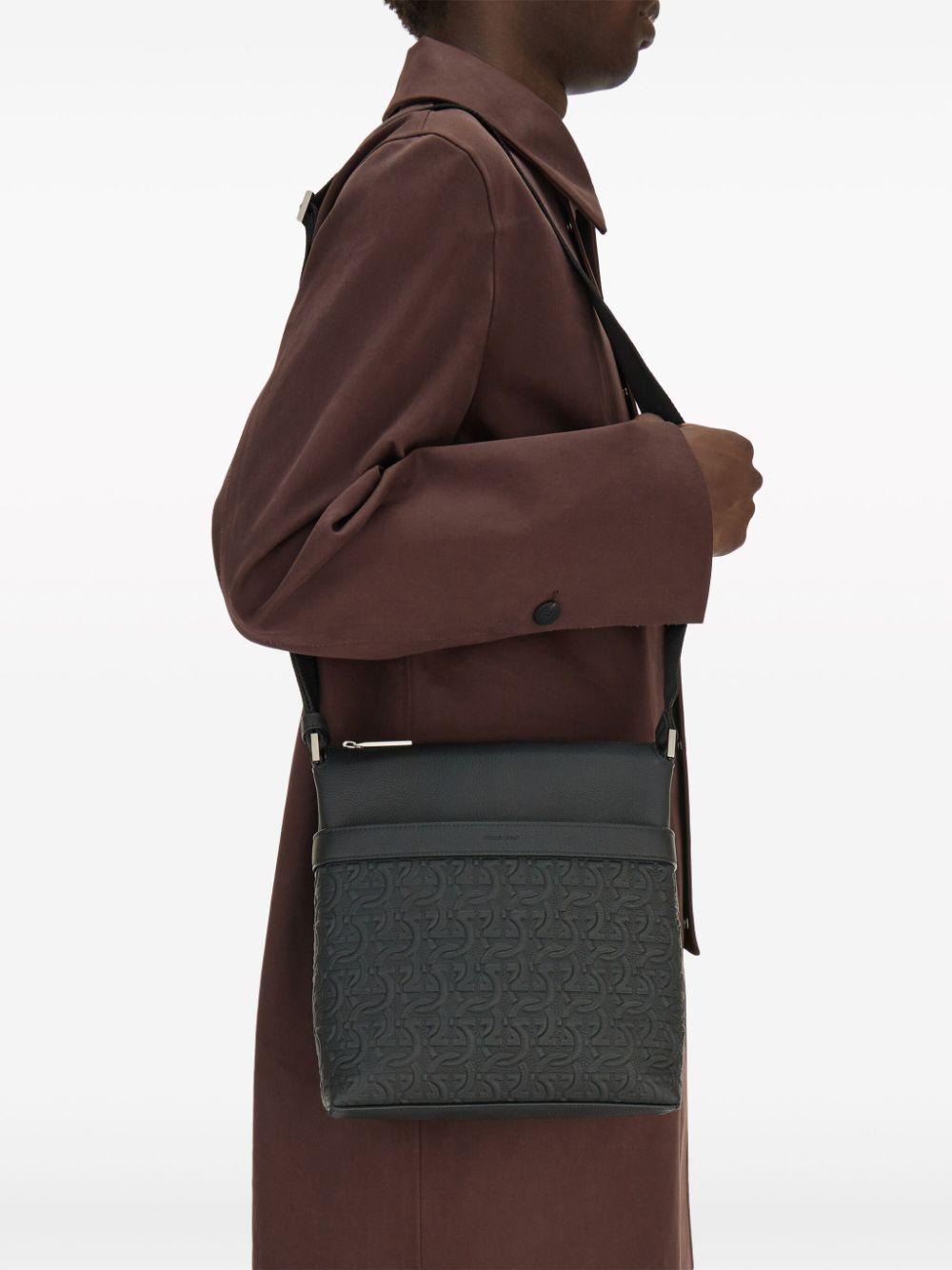 Gancini-embossed leather messenger bag<BR/><BR/> TRAV EMB BLO 769480NERO 2402 FERRAGAMO