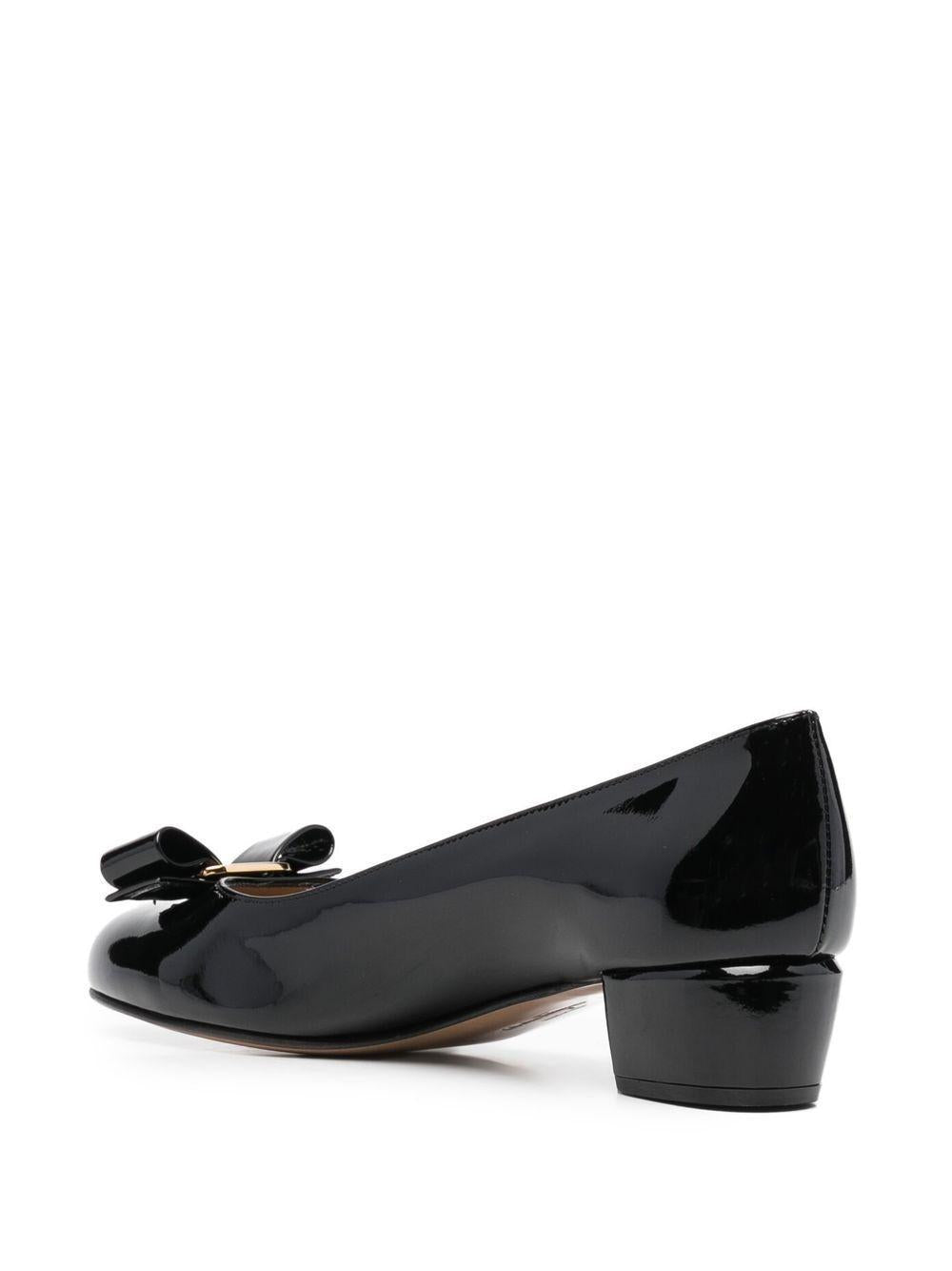 Bow detail pumps<BR/><BR/><BR/> VARA 1 591963NERO FERRAGAMO