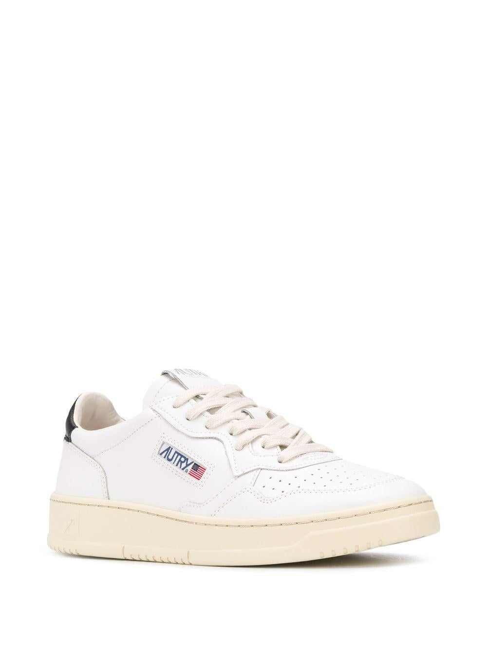 MEDALIST LOW SNEAKERS IN LEATHER AND MOUNTAIN WHITE AULM LL22WHITE/BLACK AUTRY