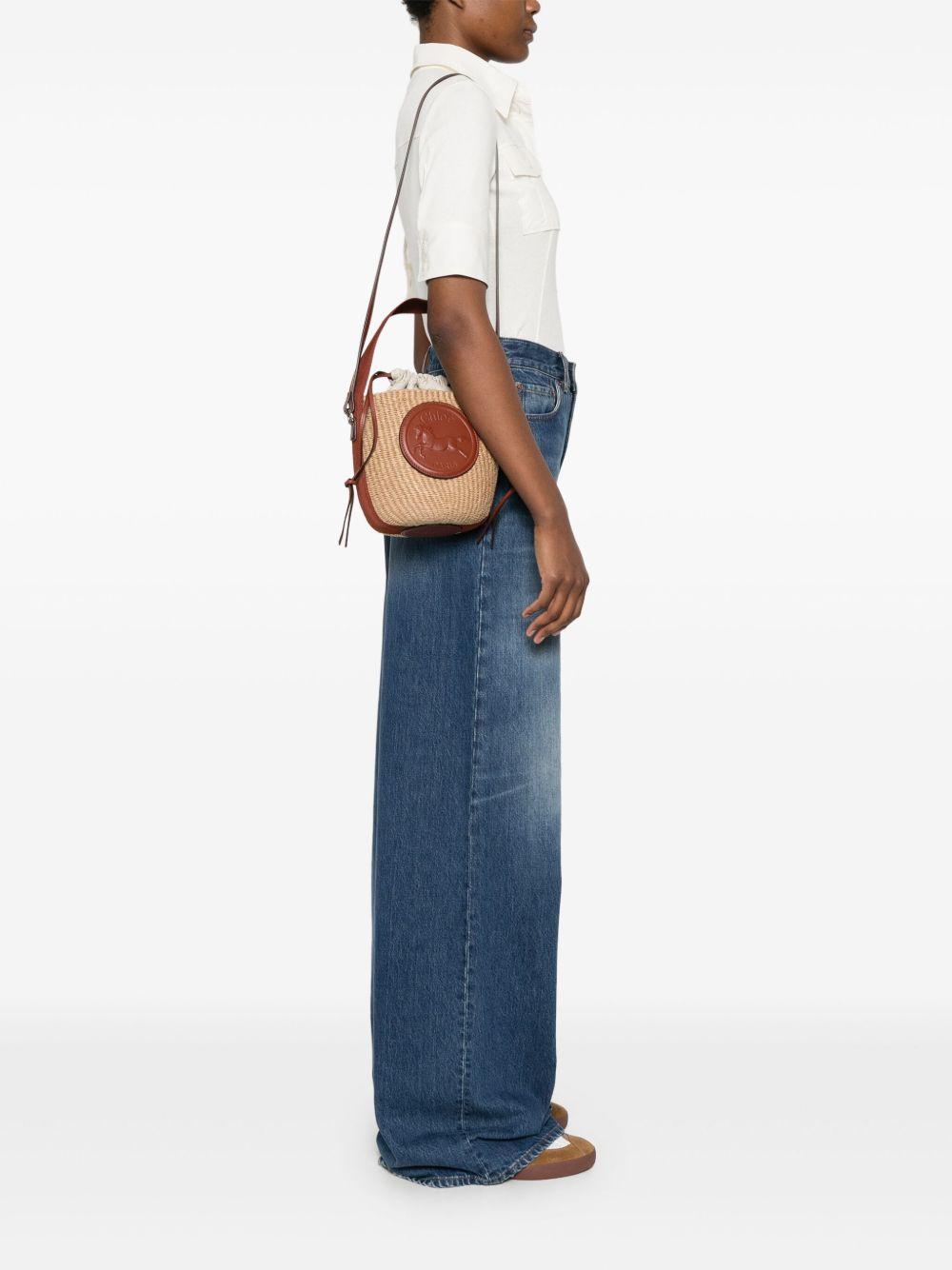 Small Horse Medal basket bag is handwoven<BR/><BR/><BR/> CHC25SS592O82 27S CHLOÉ