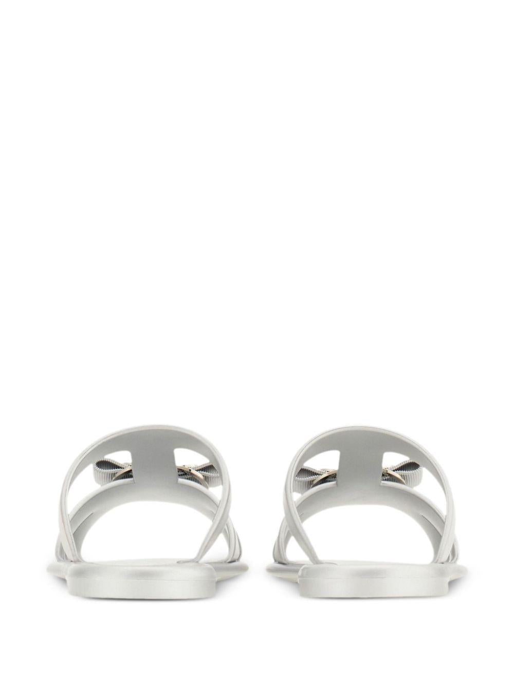 New Vara plate slides<BR/><BR/><BR/> LILOU 779980SILVER FERRAGAMO