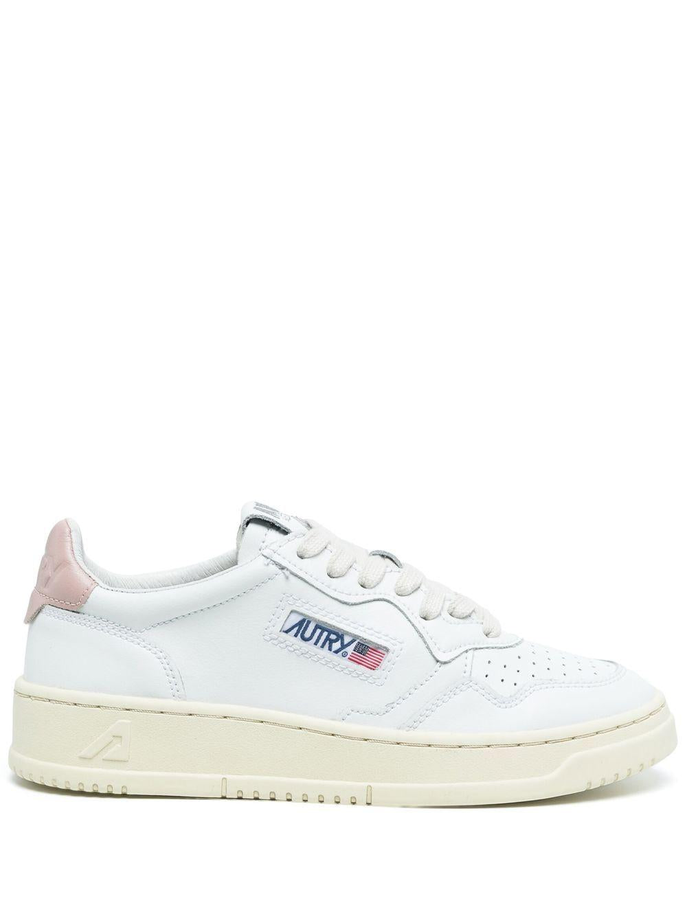 MEDALIST LOW SNEAKERS IN WHITE AND PINK LEATHER AULW LL16WHT/PINK AUTRY
