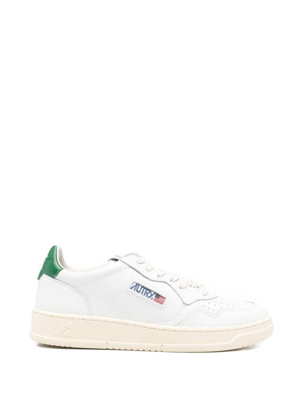 MEDALIST LOW SNEAKERS IN WHITE AND GREEN LEATHER AULM LL20WHITE/GREEN AUTRY