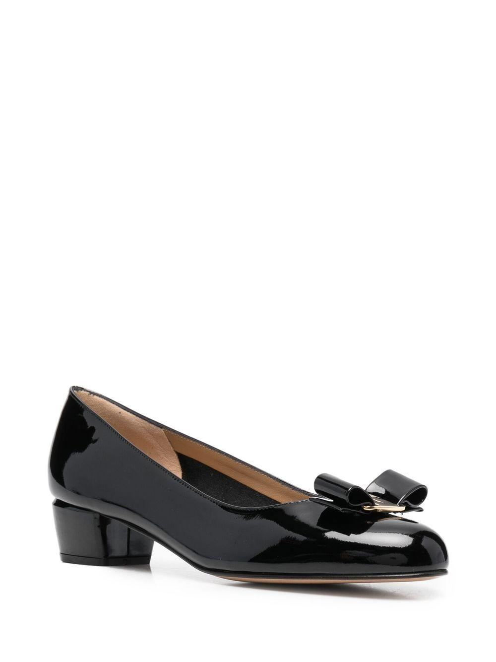 Bow detail pumps<BR/><BR/><BR/> VARA 1 591963NERO FERRAGAMO