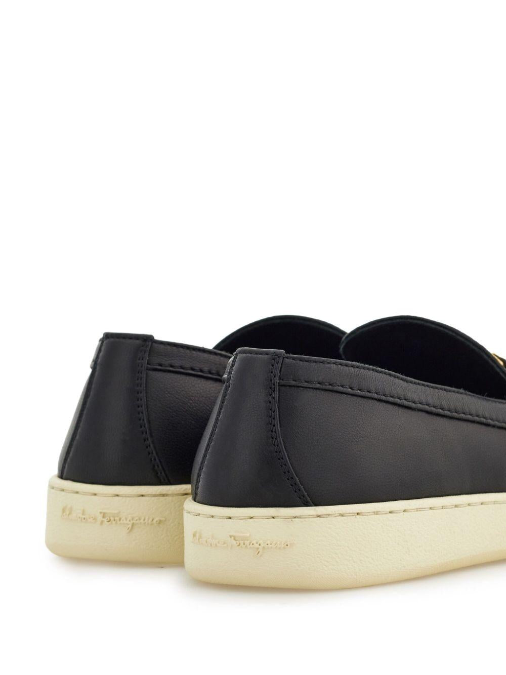 New Vara buckle loafers<BR/><BR/><BR/> CRIO 775026NERO FERRAGAMO