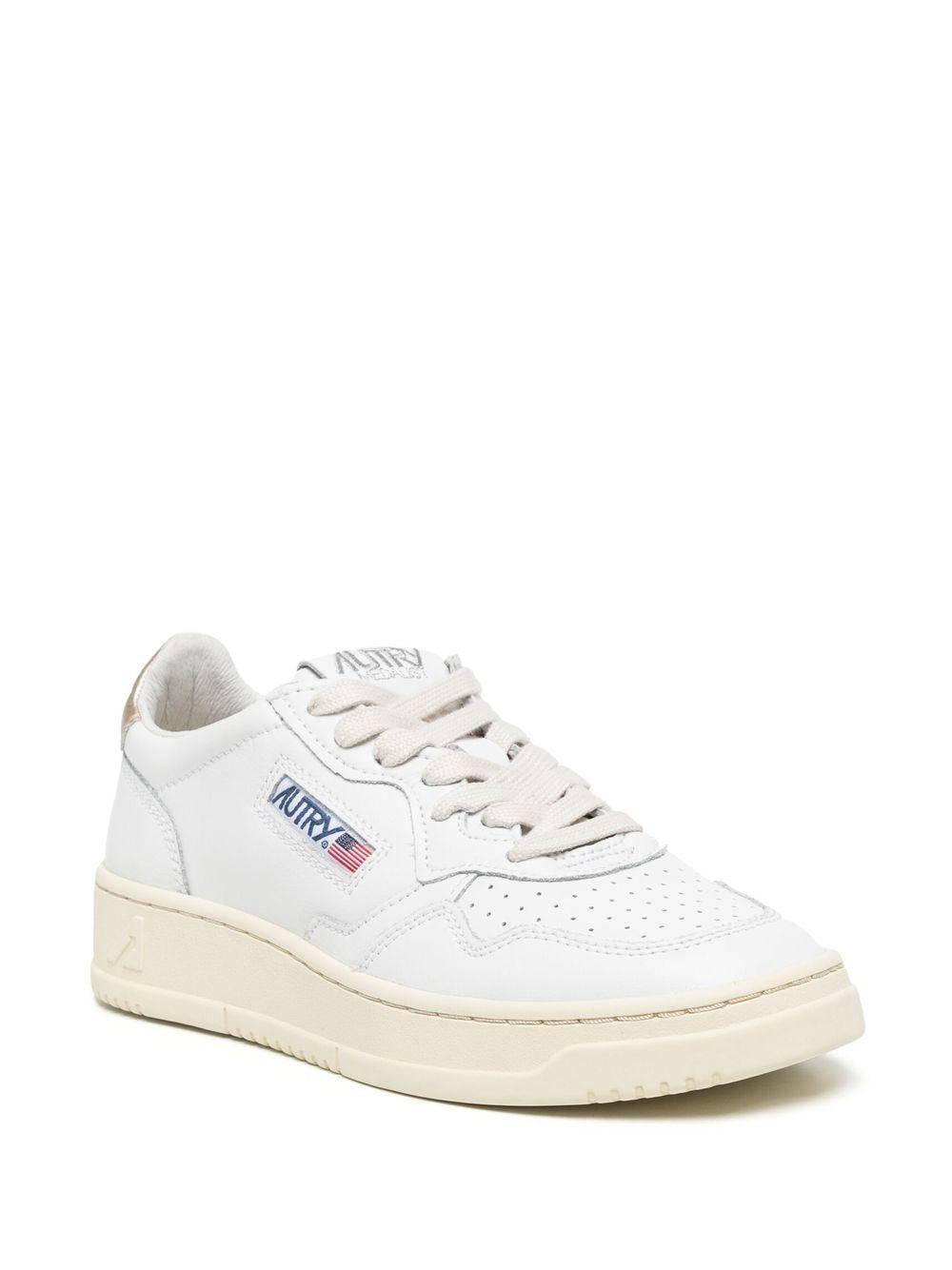 MEDALIST LOW SNEAKERS IN WHITE LEATHER AULW LL06WHT/GOLD AUTRY