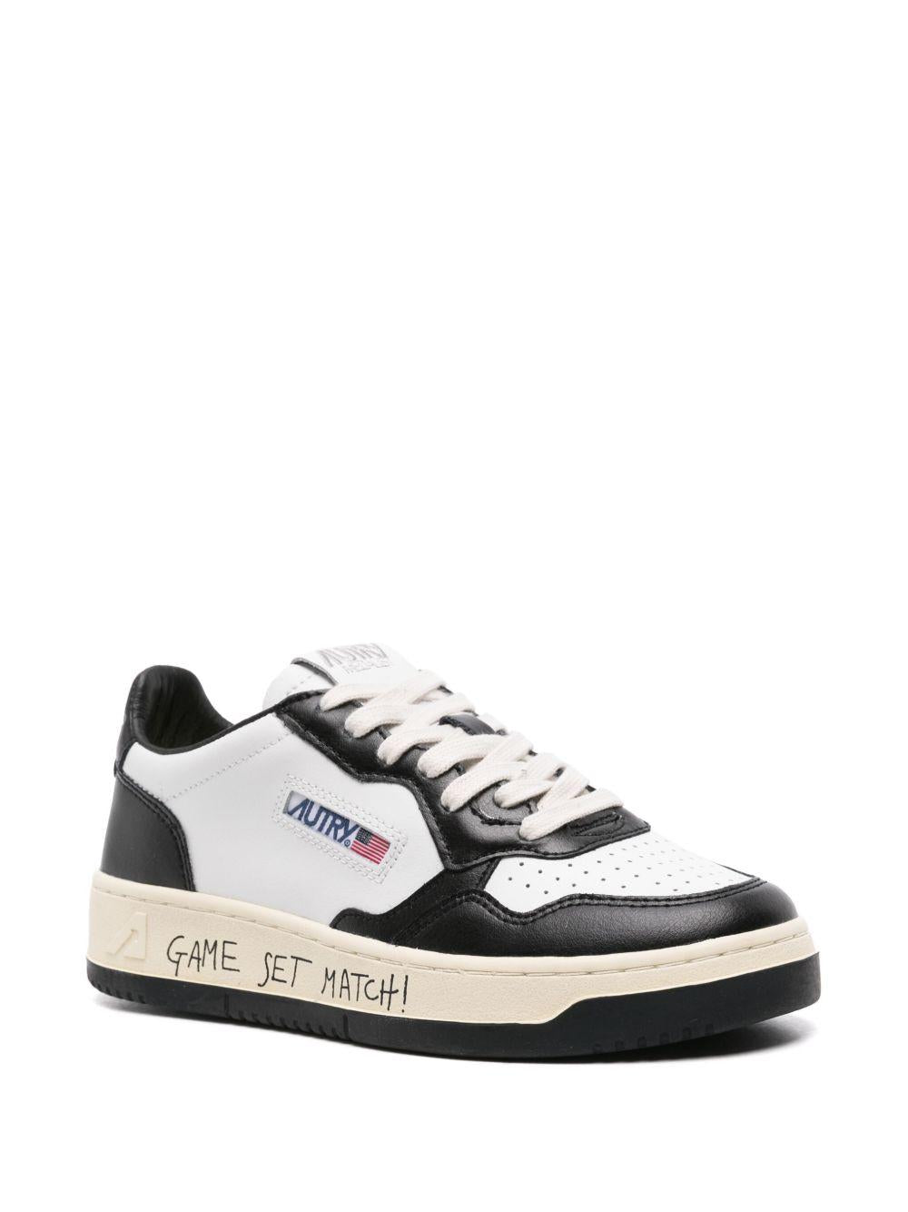 MEDALIST LOW SNEAKERS IN WHITE AND BLACK LEATHER WITH LETTERING AULM BH02WHITE/BLACK AUTRY