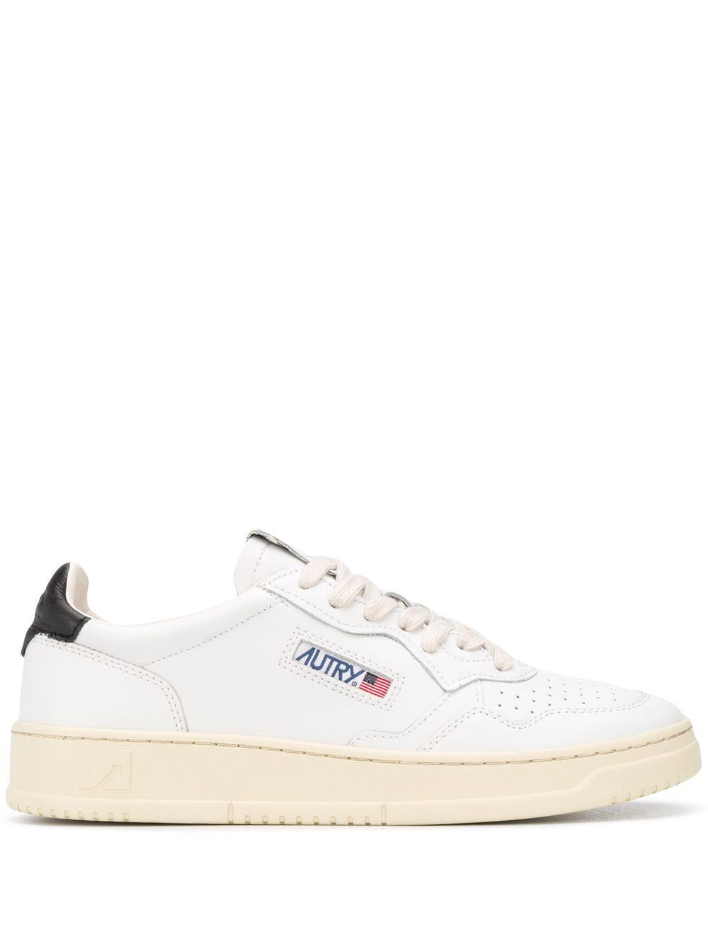 MEDALIST LOW SNEAKERS IN LEATHER AND MOUNTAIN WHITE AULM LL22WHITE/BLACK AUTRY