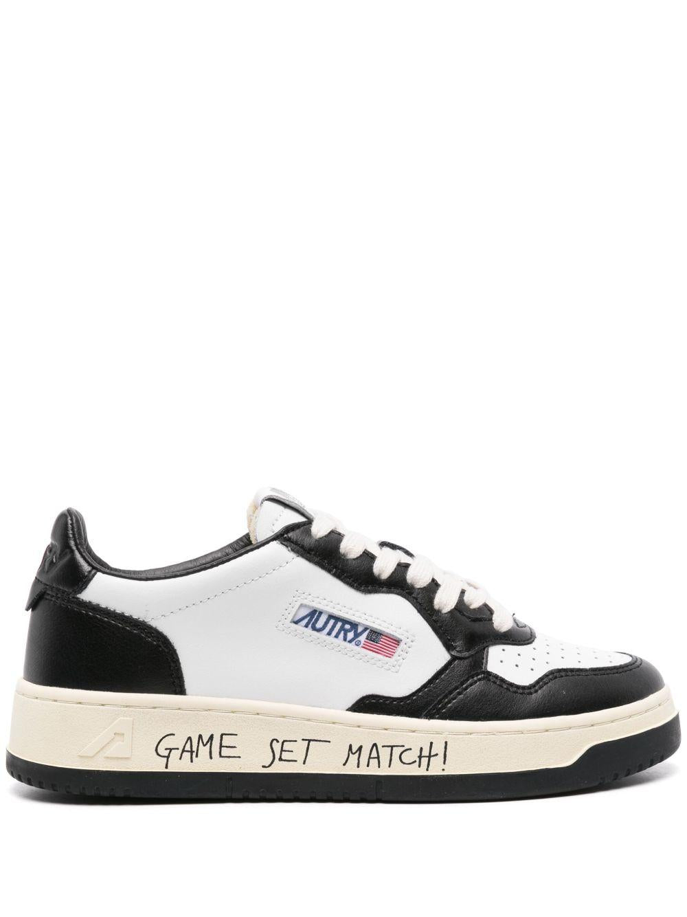 MEDALIST LOW SNEAKERS IN WHITE AND BLACK LEATHER WITH LETTERING AULM BH02WHITE/BLACK AUTRY