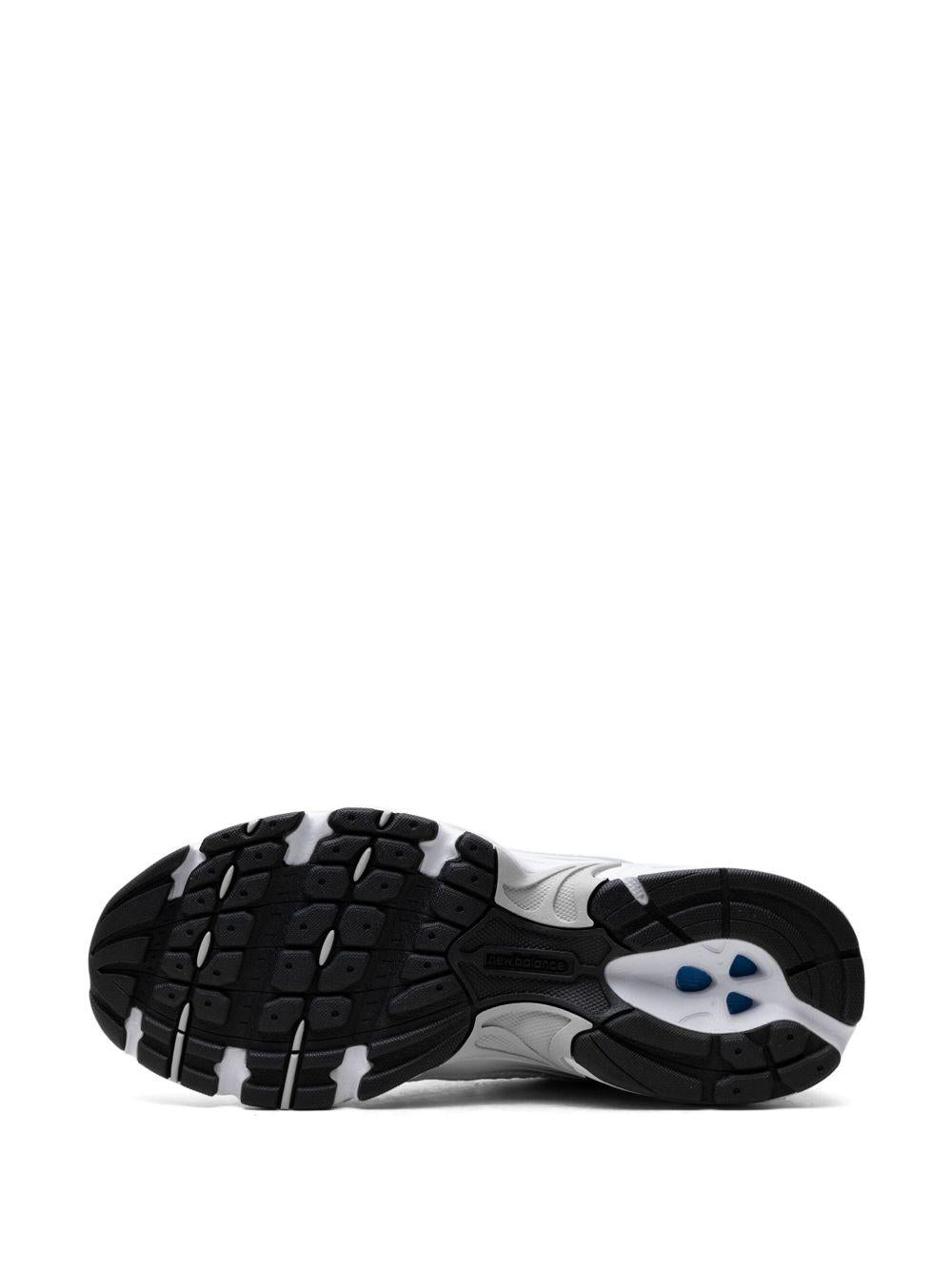 530 low-top sneakers<BR/><BR/><BR/> MR530EMA WHITE/SILVER NEW BALANCE