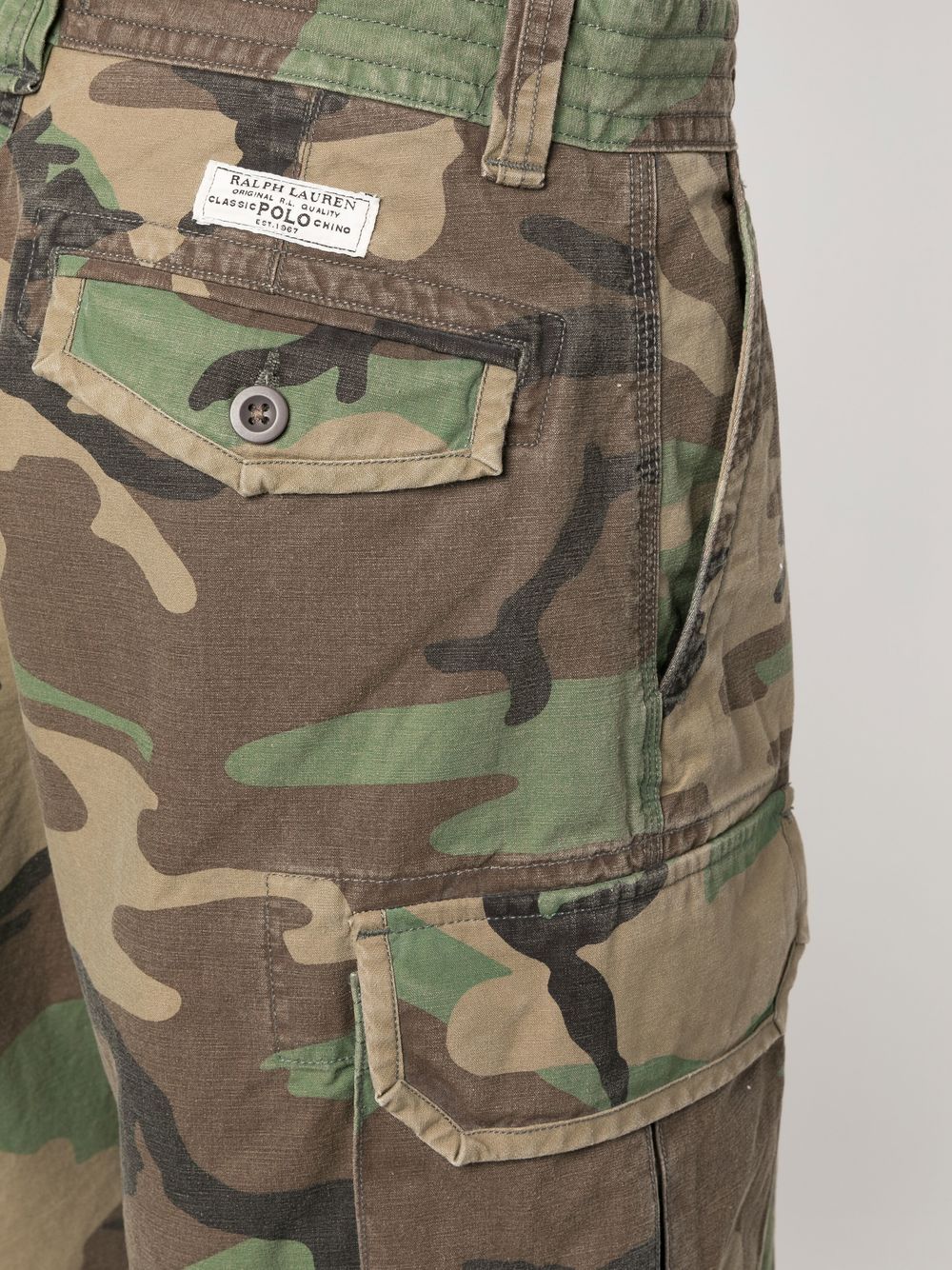 Shorts cargo in cotone con stampa camouflage
