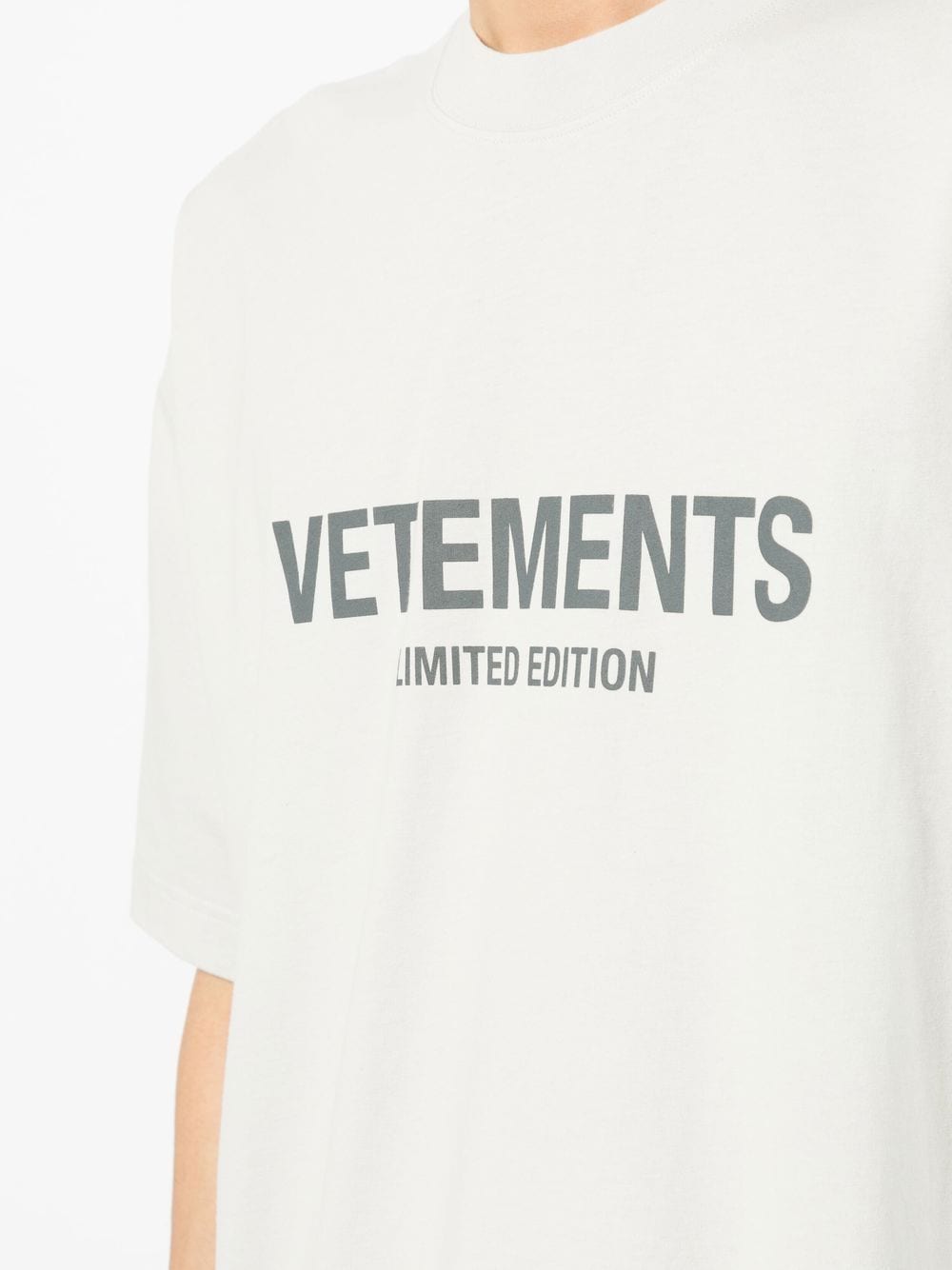 VETEMENTS UE63TR700XDIRTY