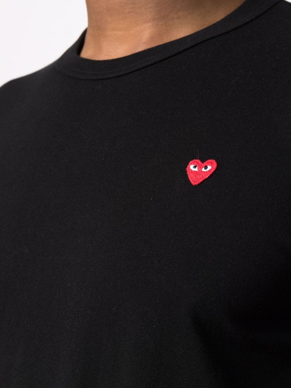 T-shirt in cotone nero con patch logo