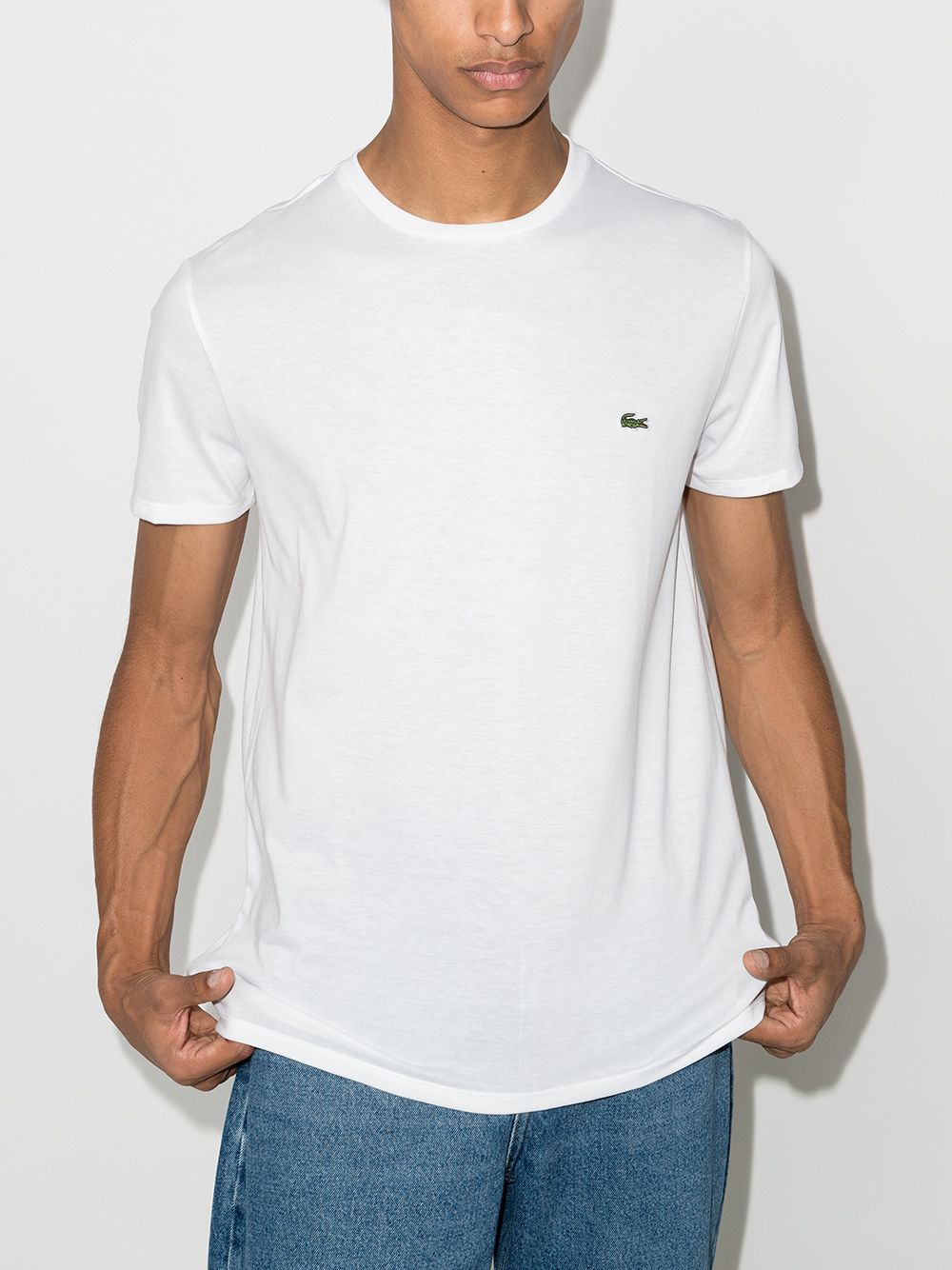T-shirt in cotone bianco con patch logo in cotone