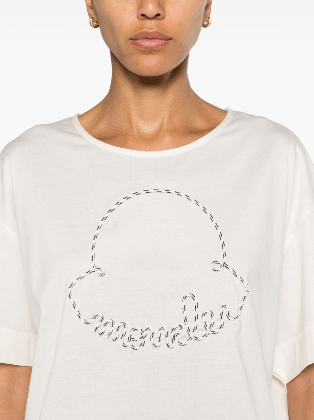 T-shirt in cotone con applicazione logo