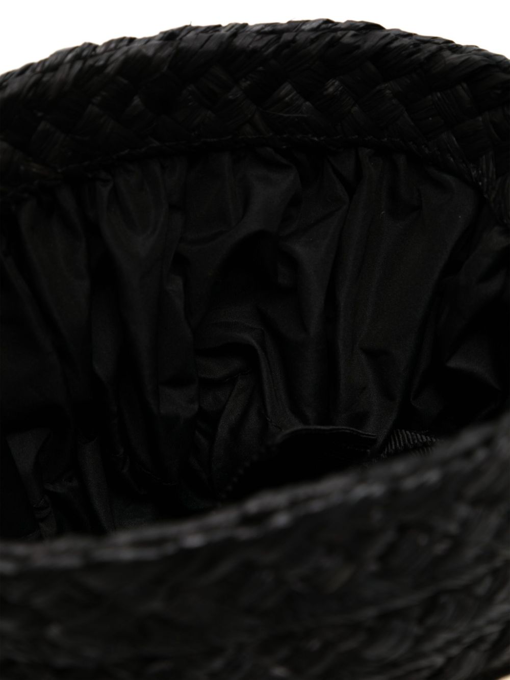 Borsa a secchiello in rafia nera con dettaglio placca<br><br><br>