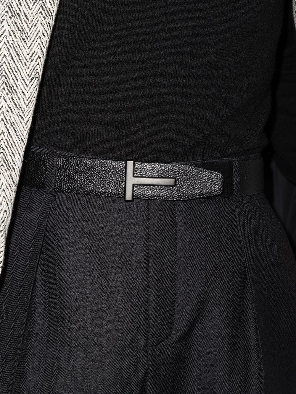 Cintura reversibile in pelle nera con fibbia con logo T