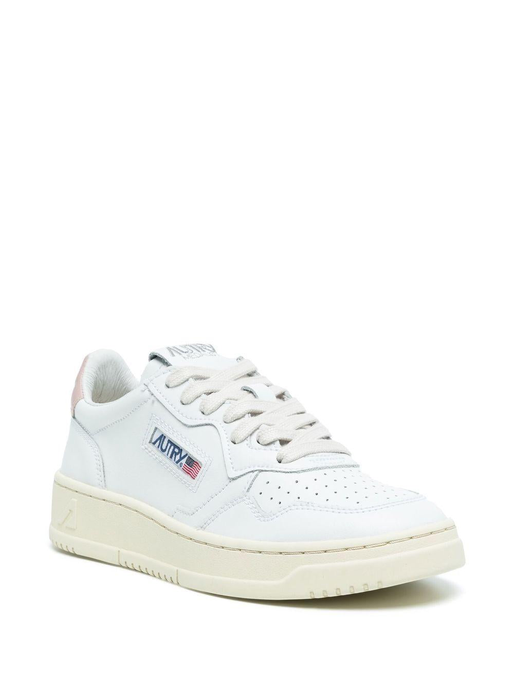 MEDALIST LOW SNEAKERS IN WHITE AND PINK LEATHER AULW LL16WHT/PINK AUTRY 