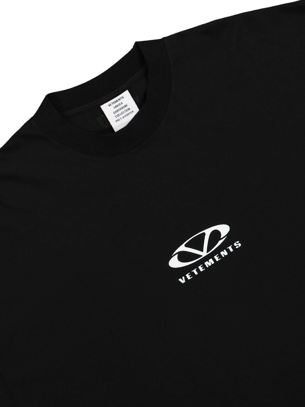 Logo-print T-shirt<BR/><BR/><BR/> UA66TR605 BW VETEMENTS 