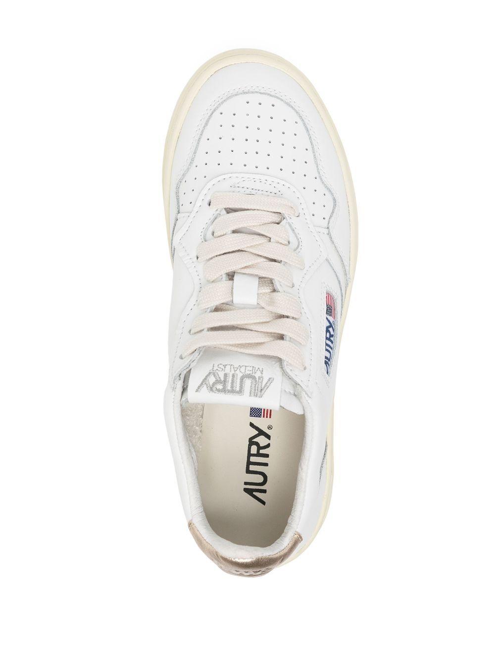 MEDALIST LOW SNEAKERS IN WHITE LEATHER AULW LL06WHT/GOLD AUTRY 
