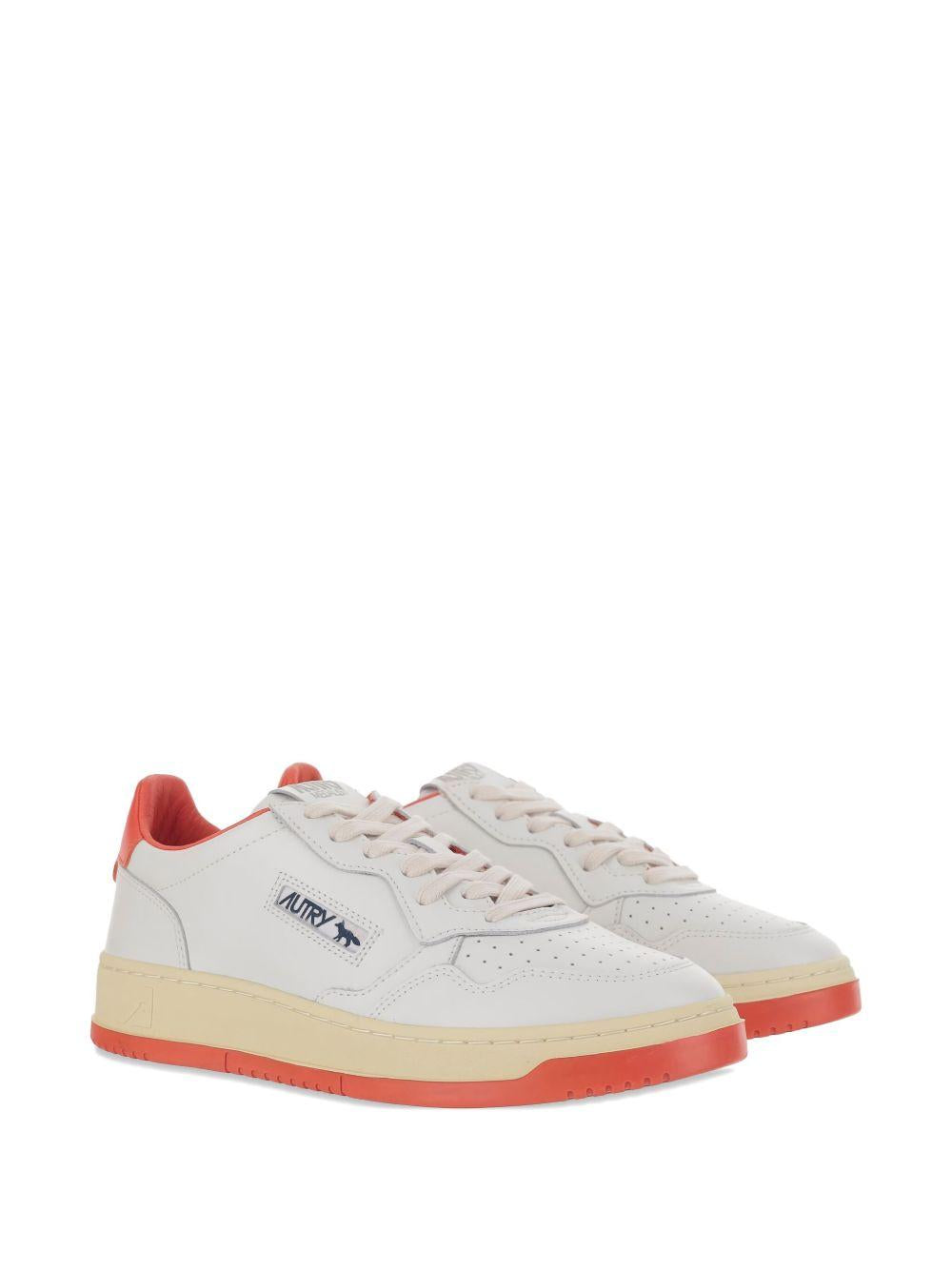 MEDALIST LOW 'MAISON KITSUNÉ' SNEAKERS IN WHITE AND CLAY RED LEATHER AULM MK02WHT/RED AUTRY x MAISON KITSUNÉ 