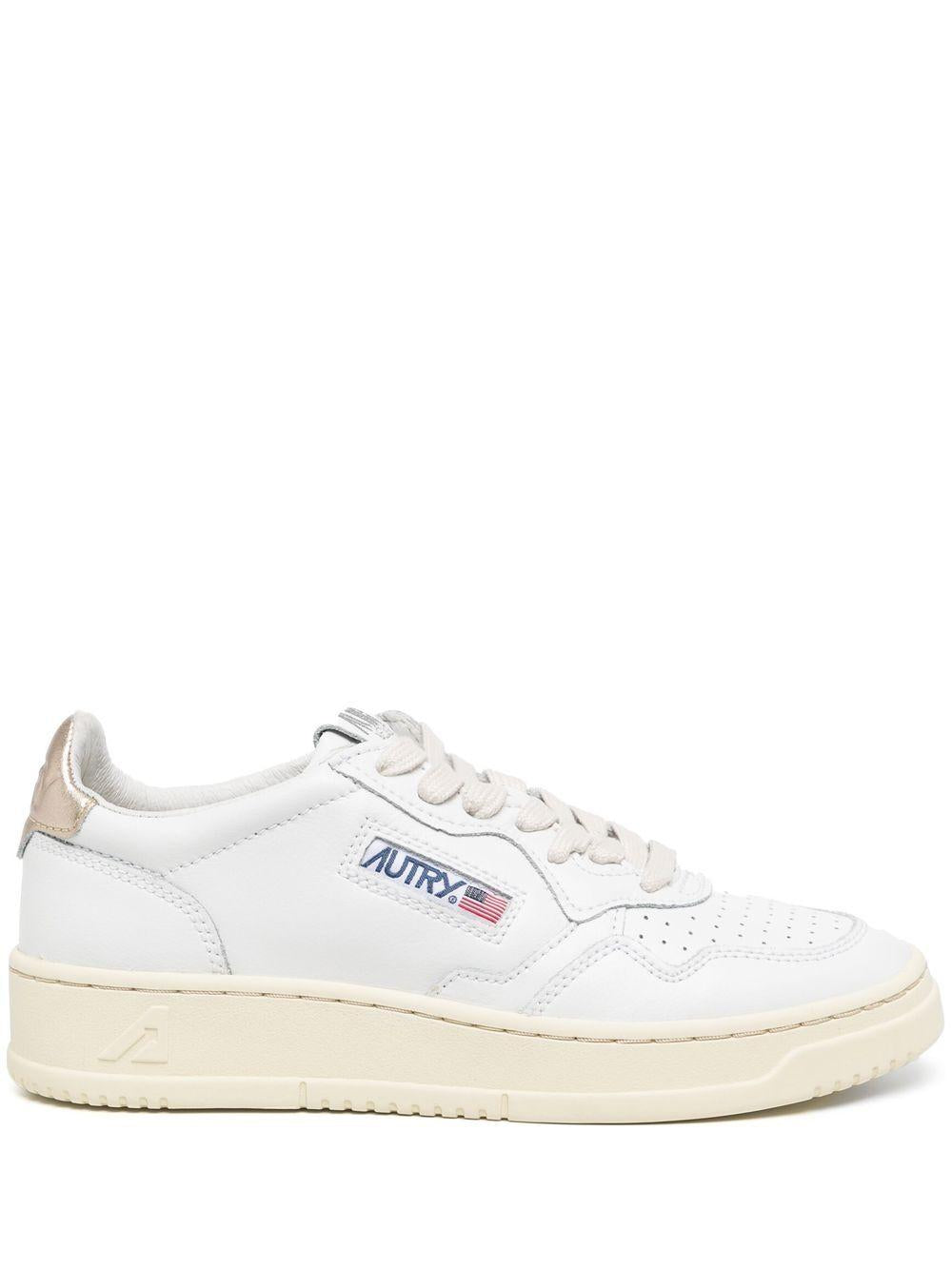 MEDALIST LOW SNEAKERS IN WHITE AND GOLD LEATHER AULW LL06WHT/GOLD AUTRY 