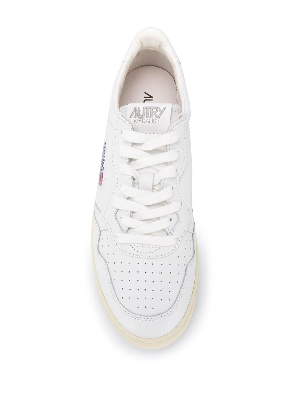 MEDALIST LOW SNEAKERS IN OPTICAL WHITE SUPER SOFT NAPA LEATHER AULM LL15WHITE/WHITE AUTRY 