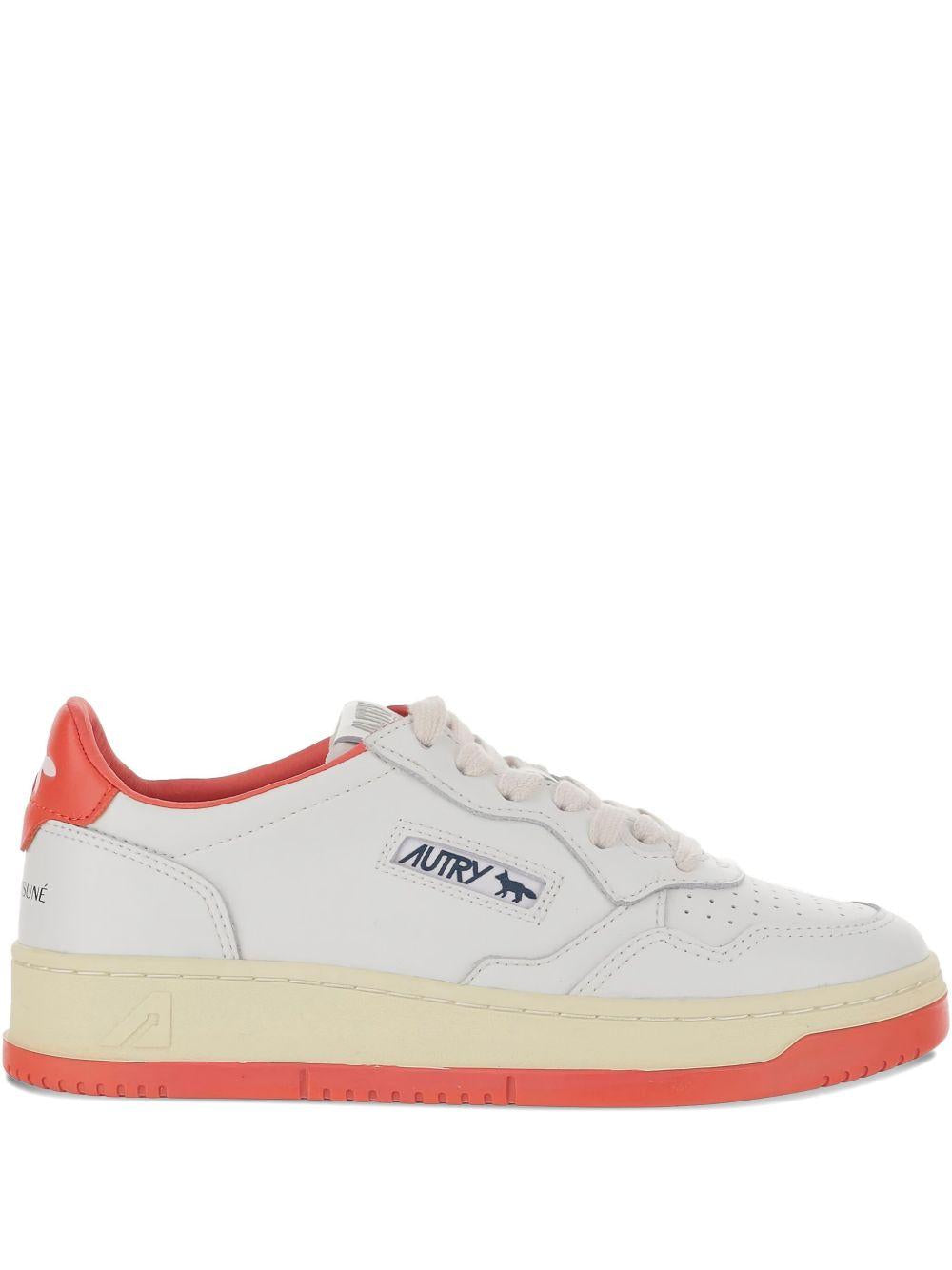 MEDALIST LOW 'MAISON KITSUNÉ' SNEAKERS IN WHITE AND CLAY RED LEATHER AULW MK02WHT/RED AUTRY x MAISON KITSUNÉ 