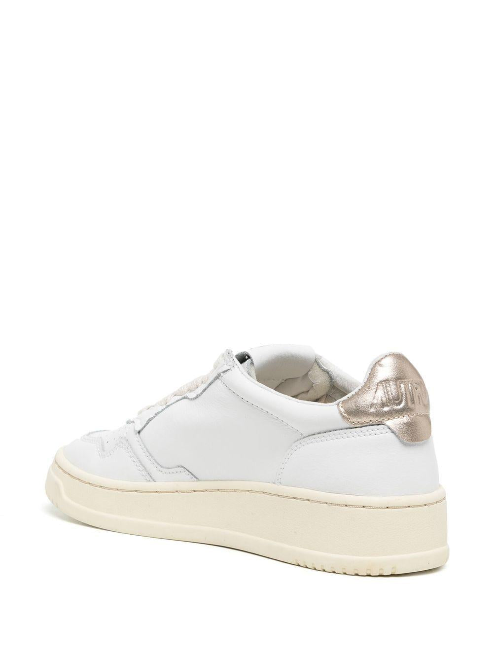 MEDALIST LOW SNEAKERS IN WHITE AND GOLD LEATHER AULW LL06WHT/GOLD AUTRY 