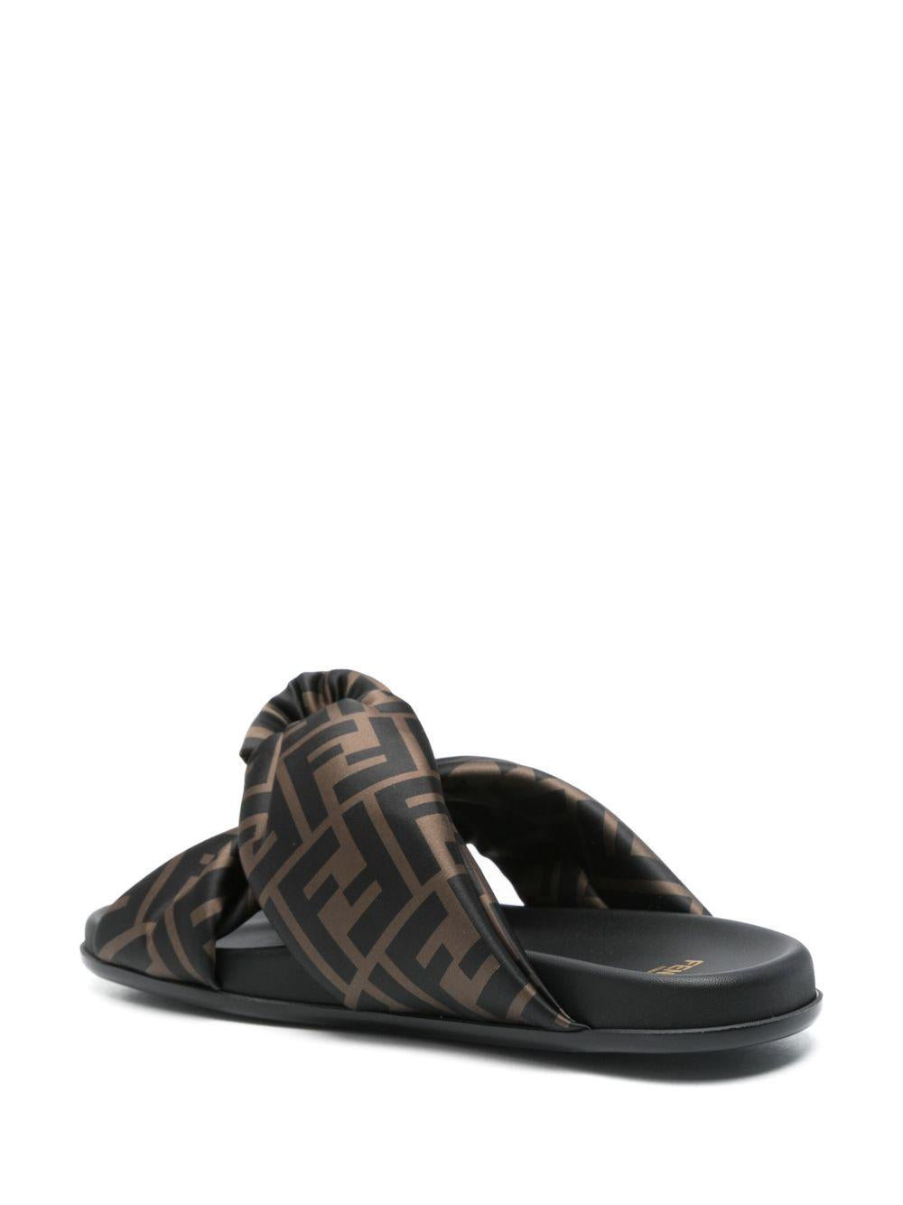  8X8645 AE7SF0R7V FENDI 