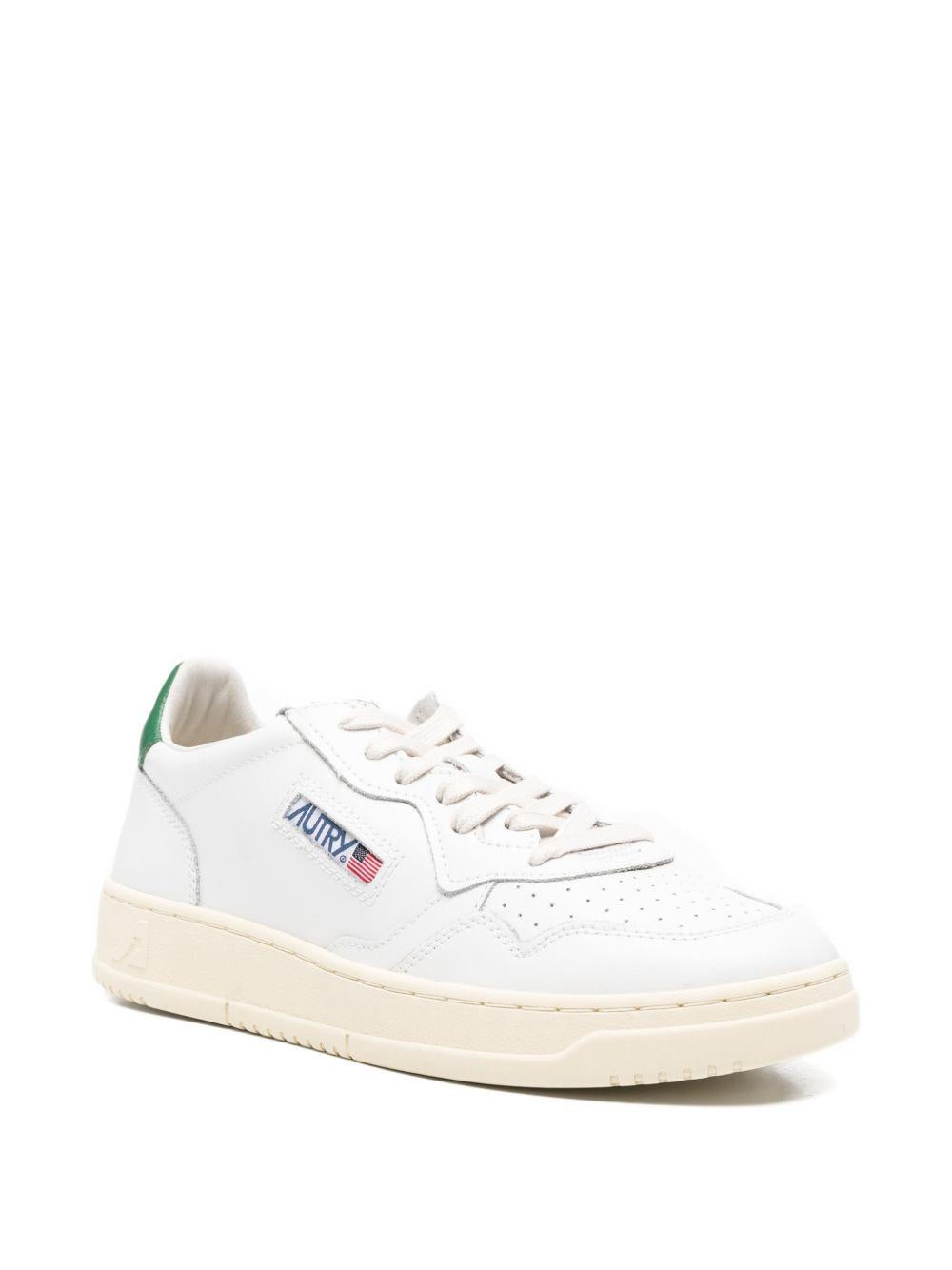 MEDALIST LOW SNEAKERS IN WHITE AND GREEN LEATHER AULM LL20WHITE/GREEN AUTRY 