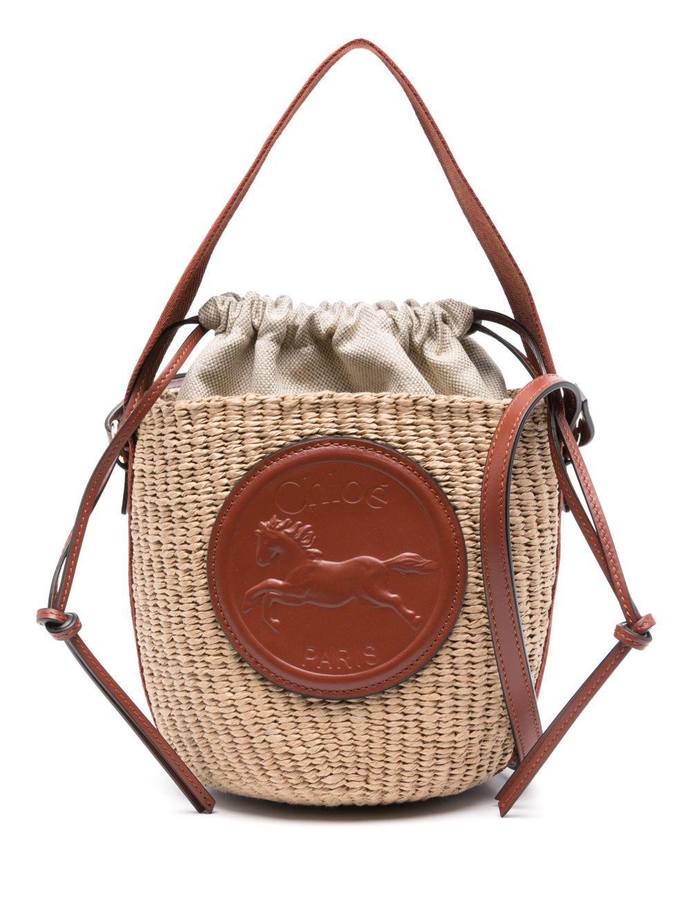 Small Horse Medal basket bag is handwoven<BR/><BR/><BR/> CHC25SS592O82 27S CHLOÉ 