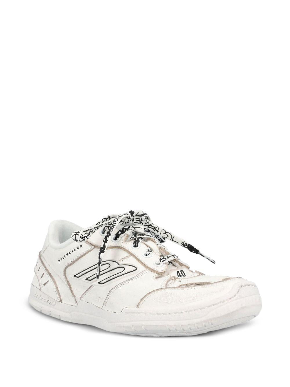 Hamptons Medium Worn-out Sneaker 841763 WCURS9000 BALENCIAGA 