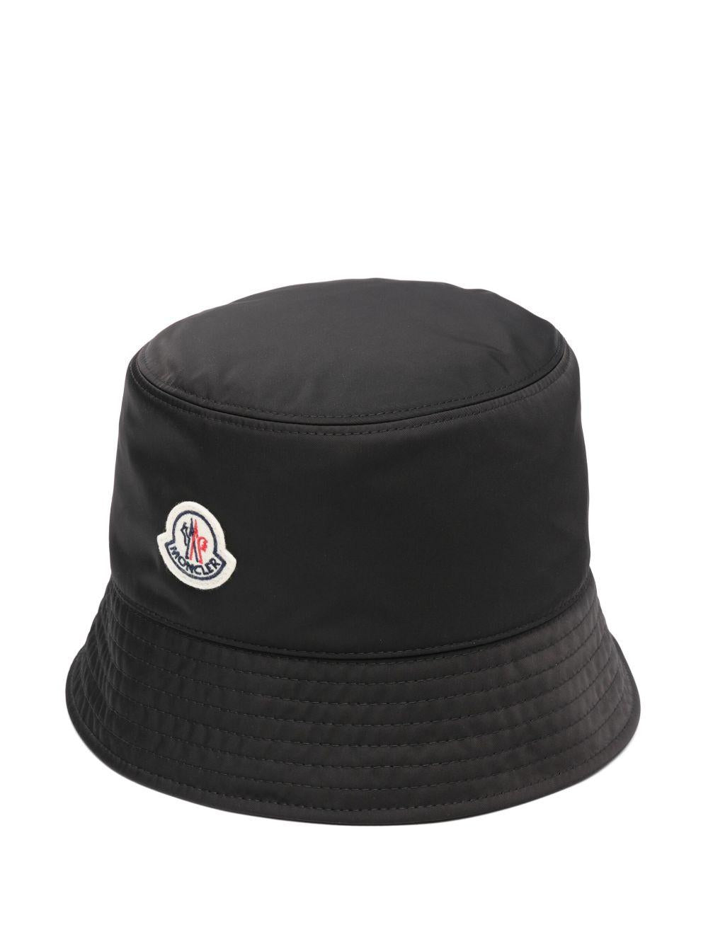 Logo-patch bucket hat<BR/><BR/> K10933B00038 5988KP97 MONCLER 