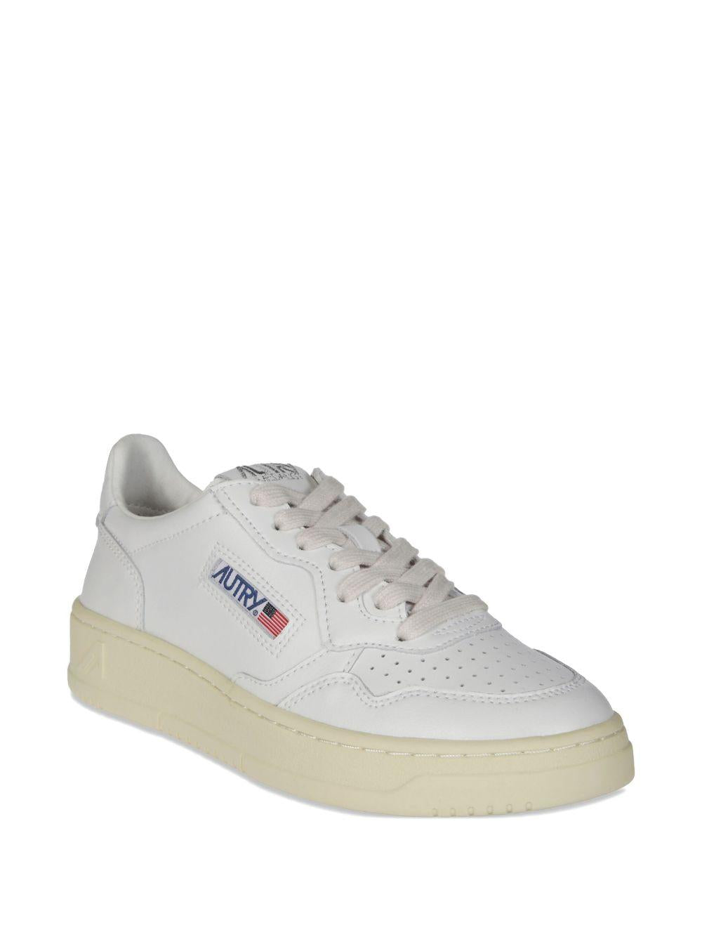 MEDALIST LOW SNEAKERS IN WHITE LEATHER AULW LL15WHITE/WHITE AUTRY 