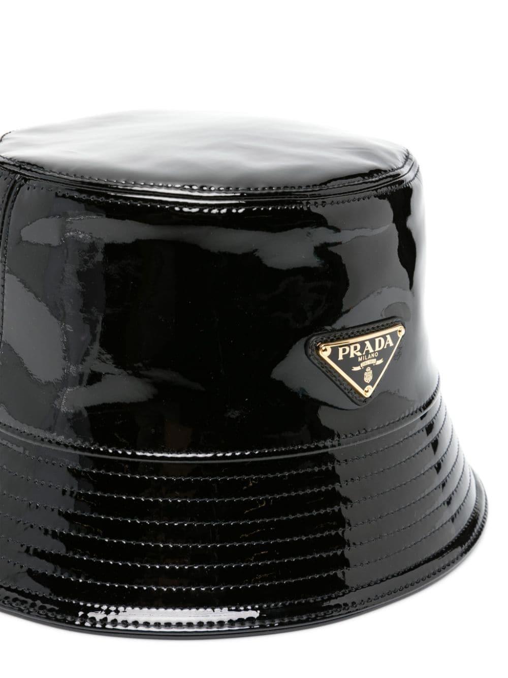Triangle-logo patent-leather bucket hat<BR/><BR/><BR/> 1HC137 069F0002 PRADA 