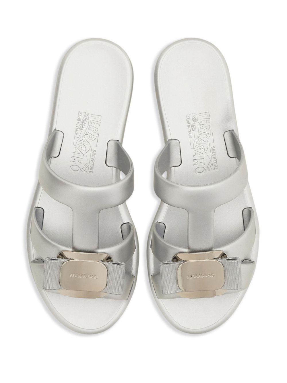 New Vara plate slides<BR/><BR/><BR/> LILOU 779980SILVER FERRAGAMO 