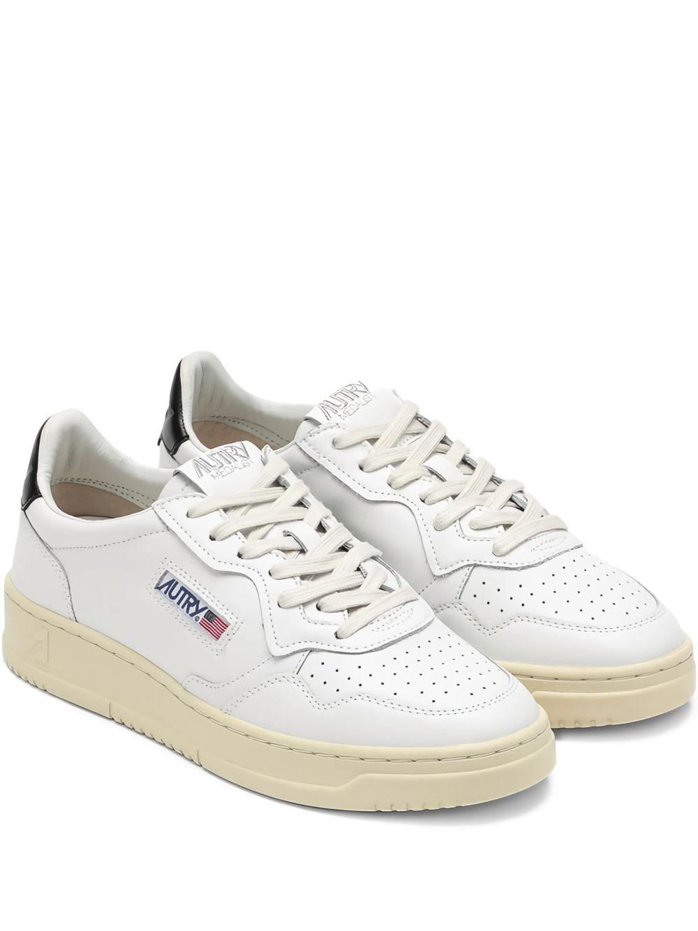 MEDALIST LOW SNEAKERS IN WHITE AND MOKA LEATHER AULW UH08MOKA/WHT AUTRY 