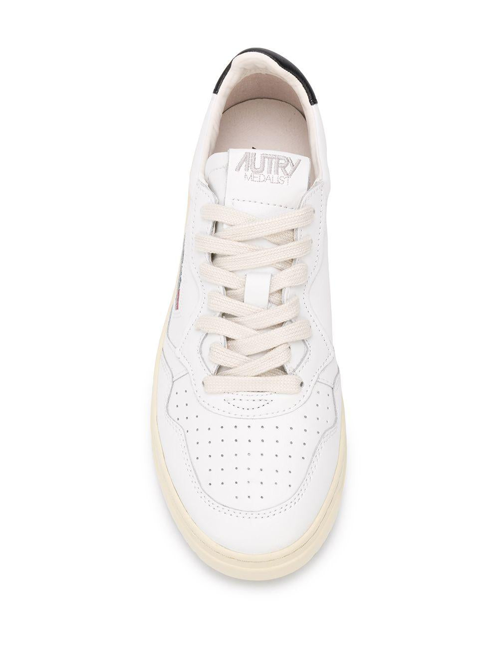 MEDALIST LOW SNEAKERS IN LEATHER AND MOUNTAIN WHITE AULM LL22WHITE/BLACK AUTRY 