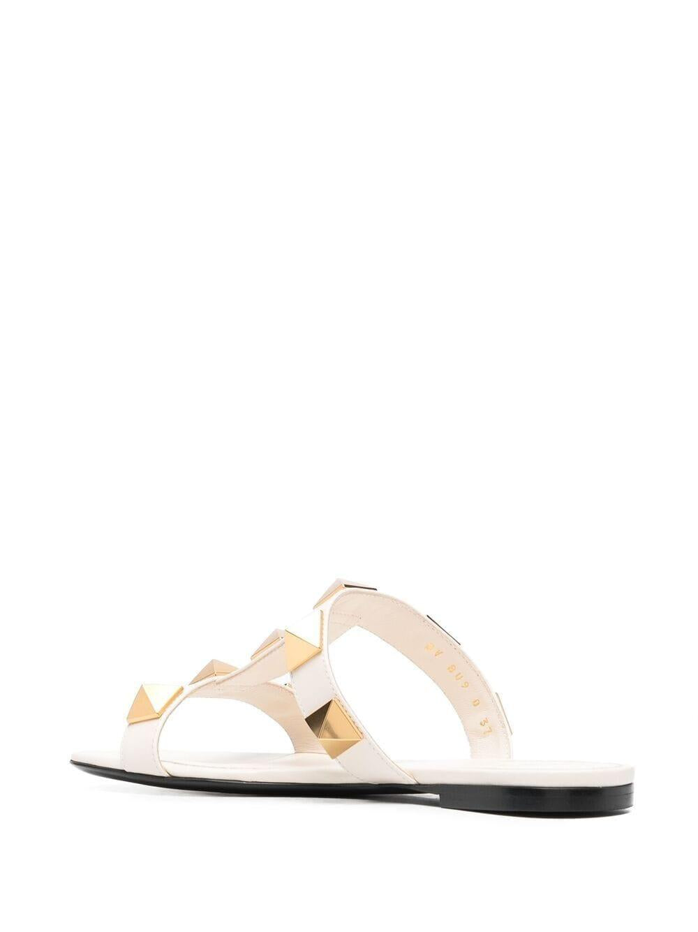Roman Stud flat leather sandals<BR/><BR/><BR/> ZW2S0BU9ZWM I16 VALENTINO GARAVANI 