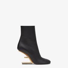 Black leather boots with medium heel<BR/>