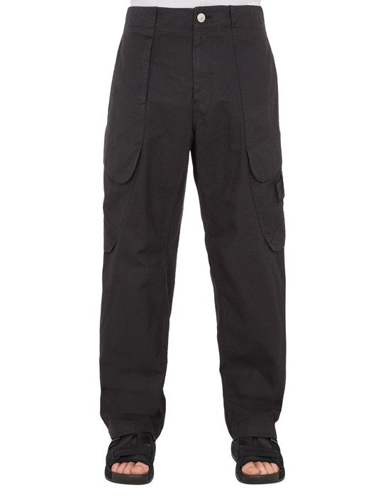 Pantalone cargo realizzato in ordito di cotone ritorto con trama in nylon rip stop